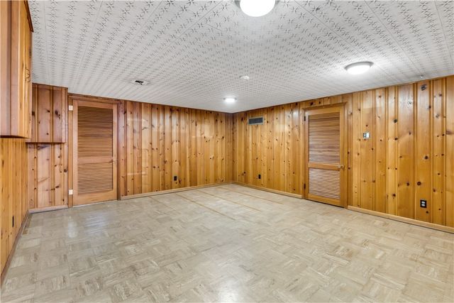 25 Carol Dr, Collier Twp, PA 15106