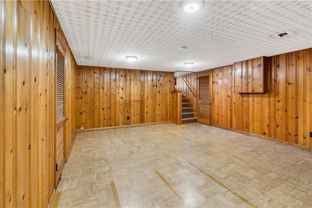 25 Carol Dr, Collier Twp, PA 15106