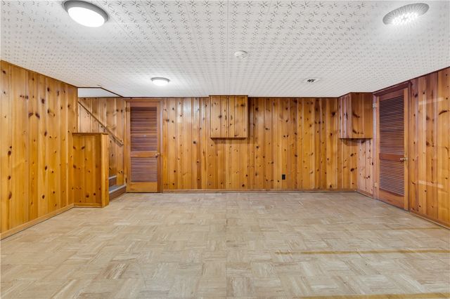 25 Carol Dr, Collier Twp, PA 15106