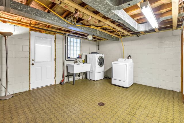 25 Carol Dr, Collier Twp, PA 15106