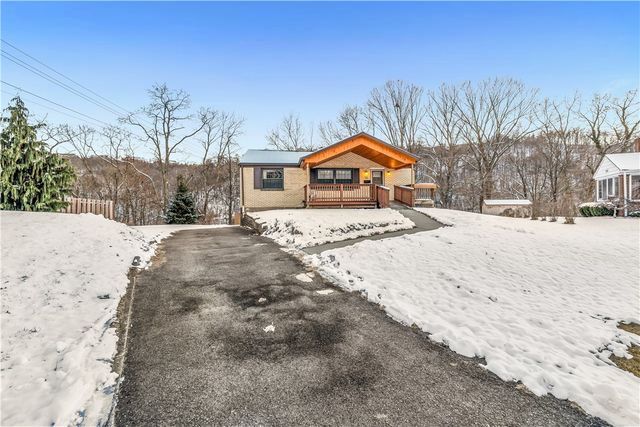 25 Carol Dr, Collier Twp, PA 15106