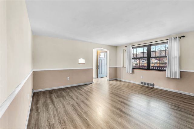 25 Carol Dr, Collier Twp, PA 15106