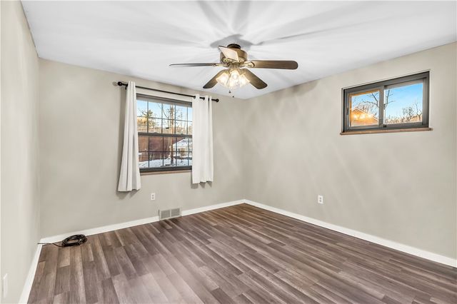 25 Carol Dr, Collier Twp, PA 15106