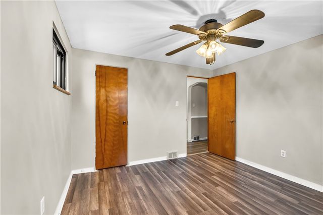 25 Carol Dr, Collier Twp, PA 15106