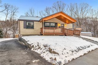 25 Carol Dr, Collier Twp, PA 15106