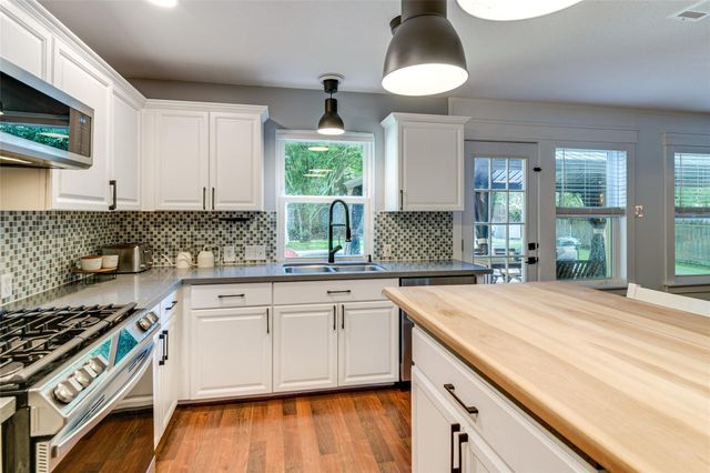 34 Steep Trail Place, Conroe, TX 77385