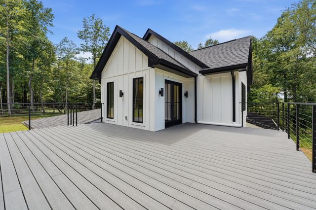 1038 Garton Rd, Burns, TN 37029