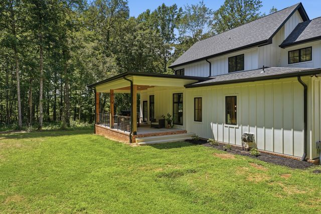 1038 Garton Rd, Burns, TN 37029