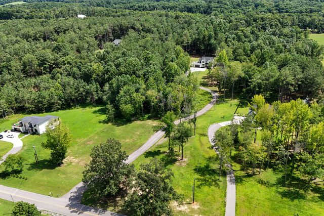 1038 Garton Rd, Burns, TN 37029