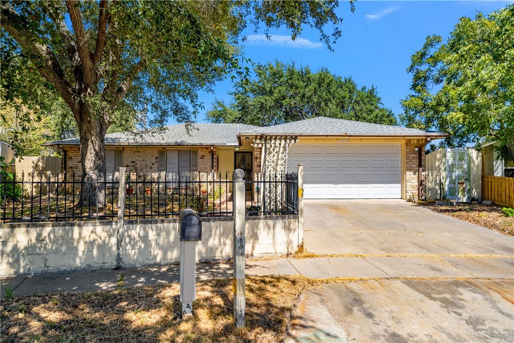 2210 Brighton Dr, Corpus Christi, TX 78418 — photo 2