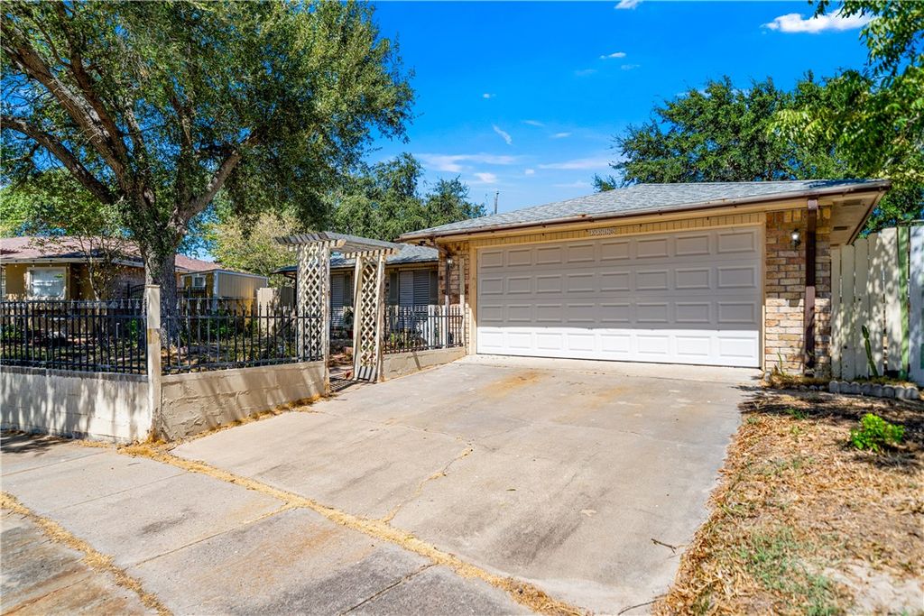 2210 Brighton Dr, Corpus Christi, TX 78418 — photo 3