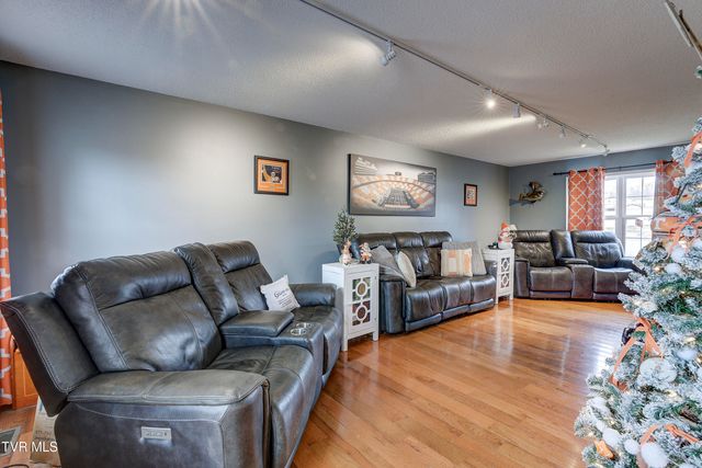 308 Autumn Circle, Bluff City, TN 37618