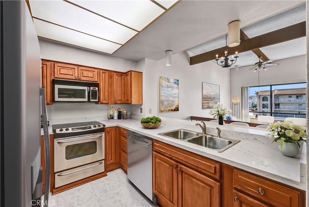 Image 11 of property listing at 4513 Cove Drive 17, Carlsbad, CA 92008