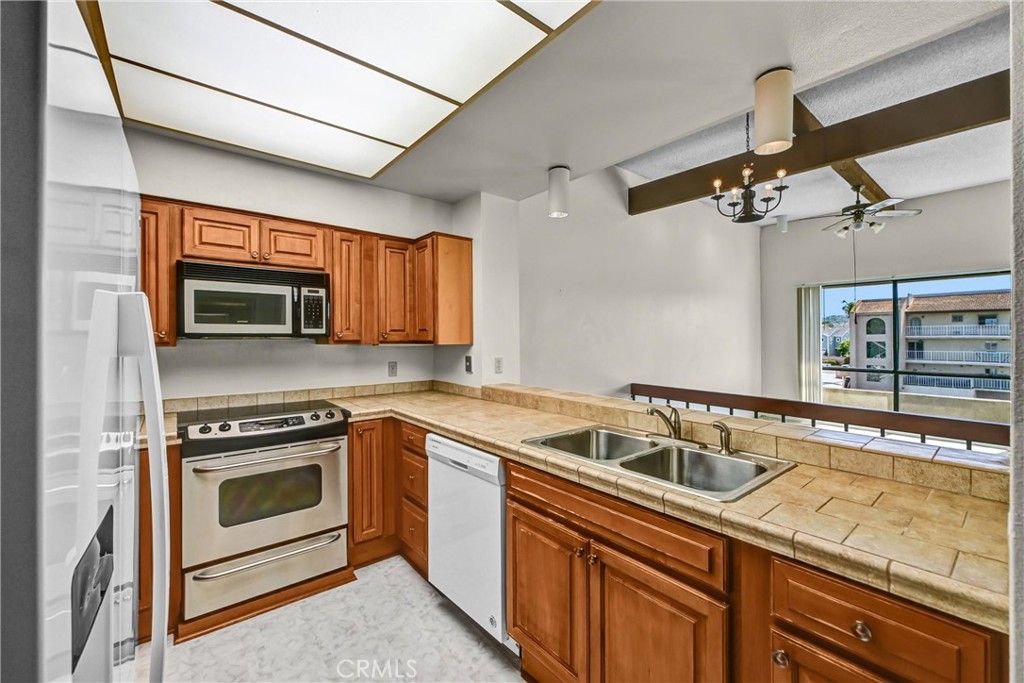 Image 12 of property listing at 4513 Cove Drive 17, Carlsbad, CA 92008