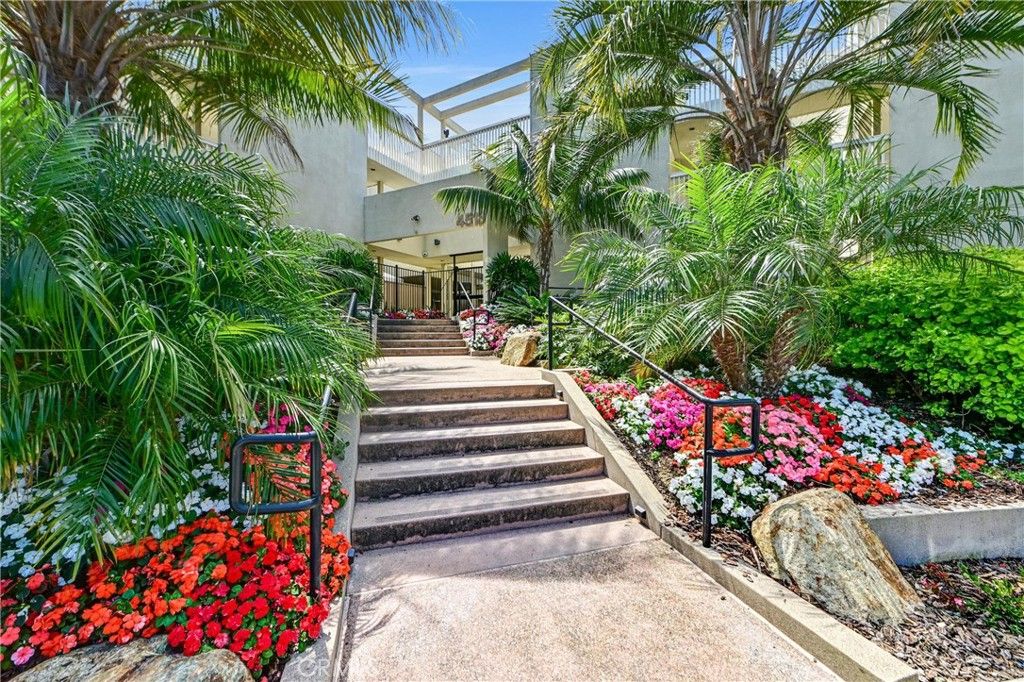 Image 3 of property listing at 4513 Cove Drive 17, Carlsbad, CA 92008