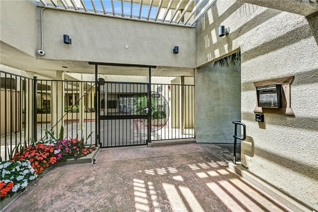 Image 4 of property listing at 4513 Cove Drive 17, Carlsbad, CA 92008