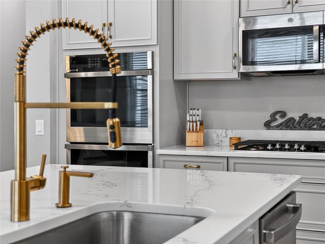 1673 SUTTONSET TRAIL, Zephyrhills, FL 33541