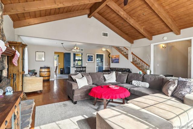 584 E Bobier, Vista, CA 92084