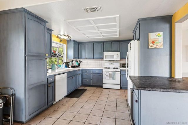 584 E Bobier, Vista, CA 92084