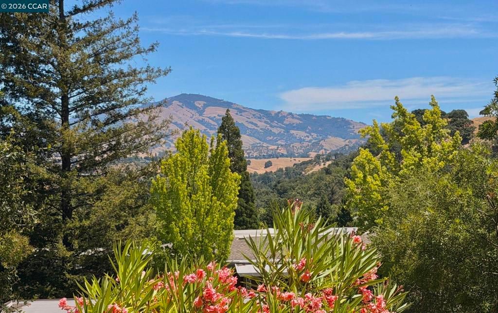 Image 7 of property listing at 2045 Pine Knoll Drive 6, Walnut Creek, CA 94595
