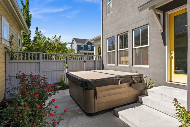 11067 S SATTINWOOD DR, South Jordan, UT 84009