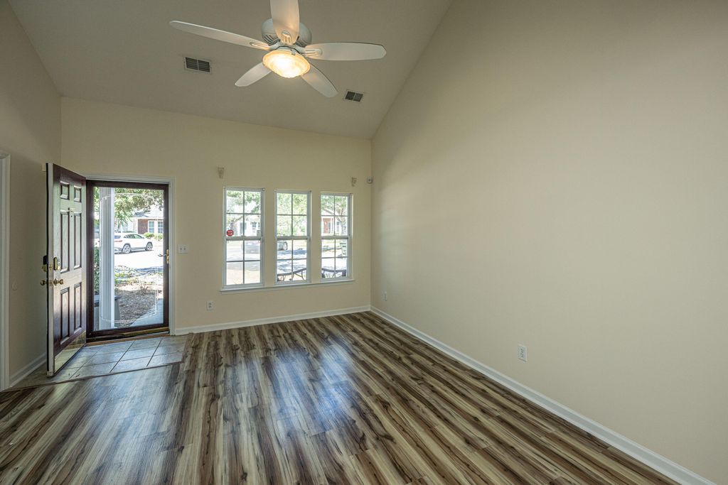 Image 11 of property listing at 1304 Elm Hall Circle, Summerville, SC 29483