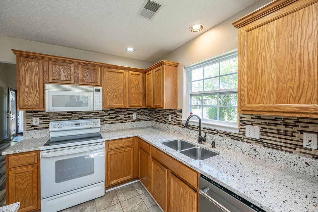 Image 15 of property listing at 1304 Elm Hall Circle, Summerville, SC 29483