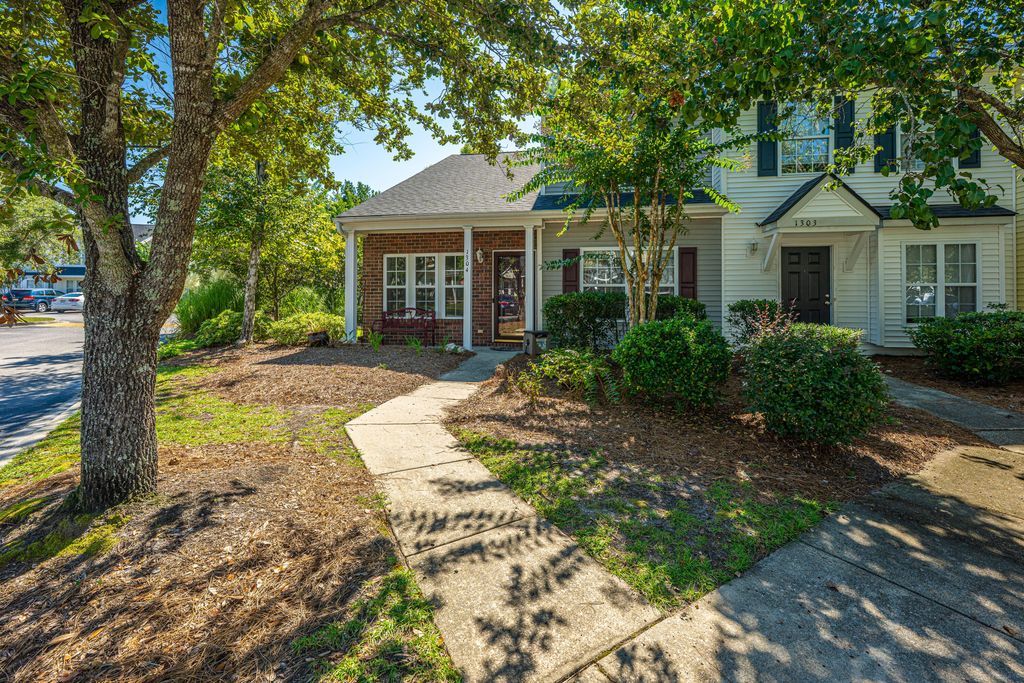 Image 3 of property listing at 1304 Elm Hall Circle, Summerville, SC 29483