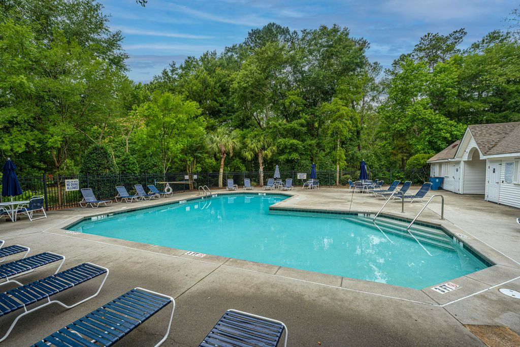 Image 4 of property listing at 1304 Elm Hall Circle, Summerville, SC 29483