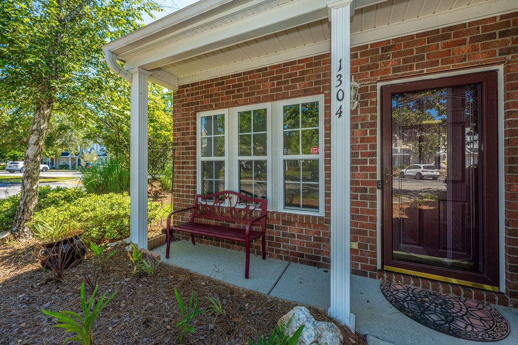 Image 5 of property listing at 1304 Elm Hall Circle, Summerville, SC 29483