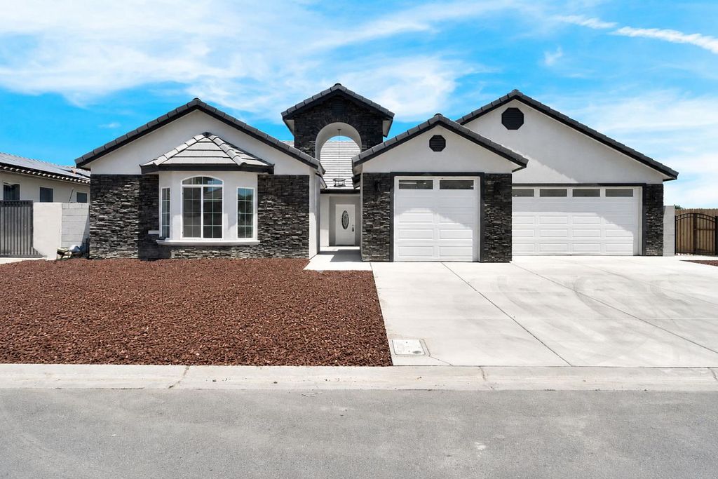 Image 1 of property listing at 8215 Lake Shore Drive, Chowchilla, CA 93610
