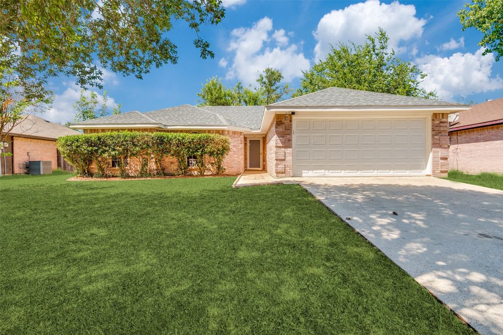411 Buckskin Drive, Red Oak, TX 75154