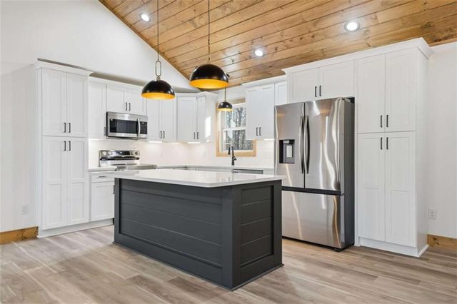 1883 Newport Drive, Ellijay, GA 30540