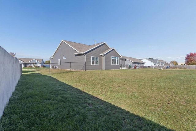 3189 S Warbler Court, Beloit, WI 53511