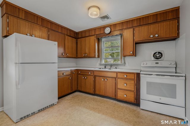 10 Lark Street, Waterford, CT 06385