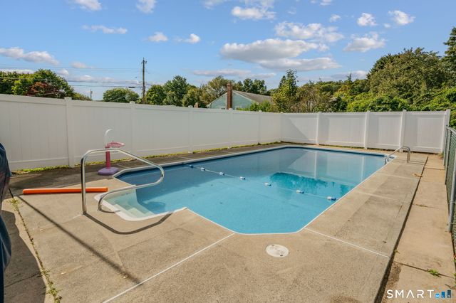 10 Lark Street, Waterford, CT 06385