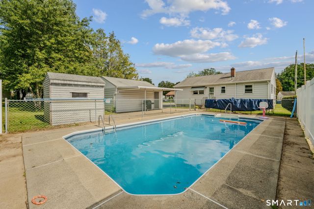 10 Lark Street, Waterford, CT 06385