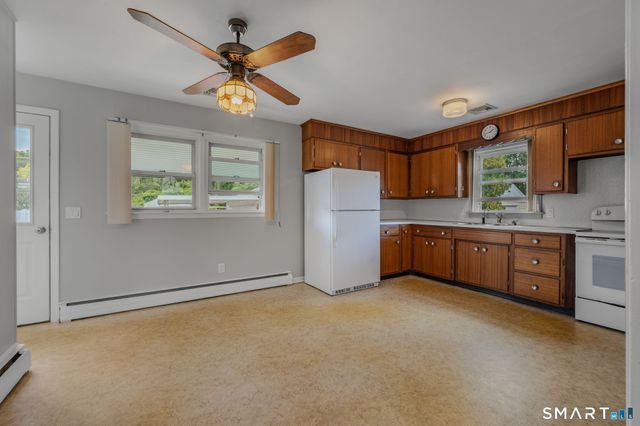 10 Lark Street, Waterford, CT 06385