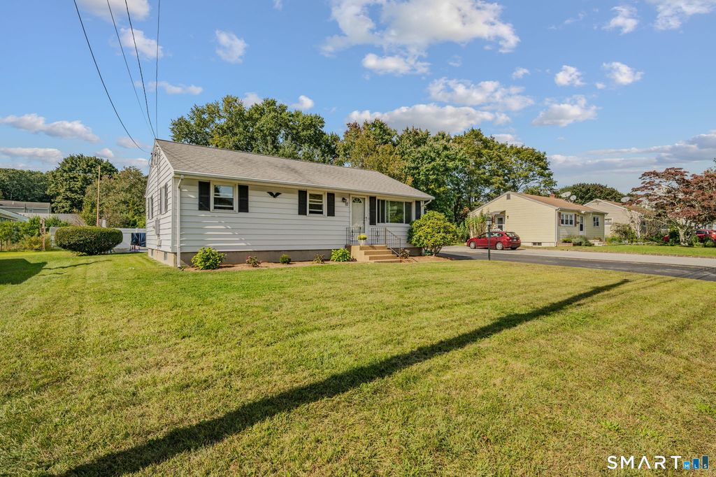 10 Lark Street, Waterford, CT 06385