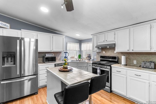 191 Big Rock Dr, Bandera, TX 78003