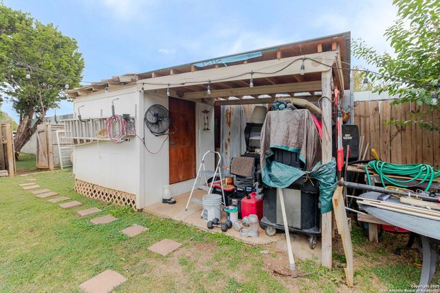 191 Big Rock Dr, Bandera, TX 78003