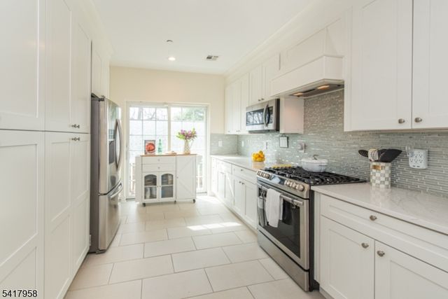 21 Riverbend Ct, New Providence Boro, NJ 07974