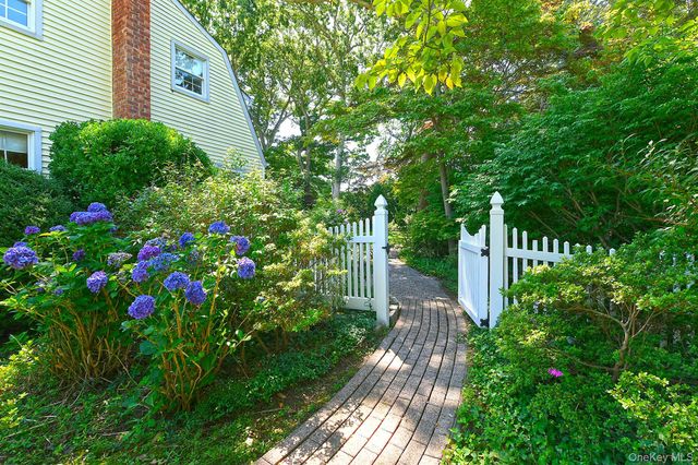 20 Brook Lane, Smithtown, NY 11787