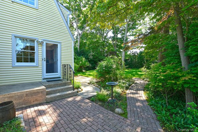 20 Brook Lane, Smithtown, NY 11787