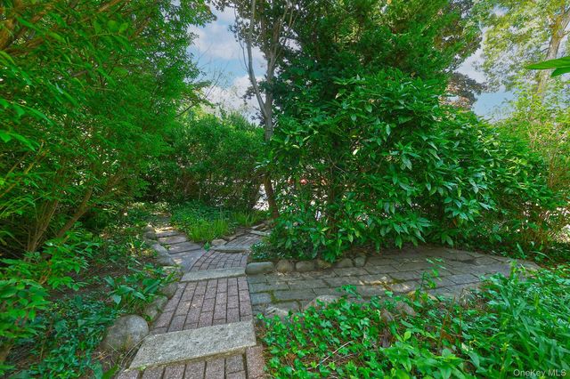 20 Brook Lane, Smithtown, NY 11787