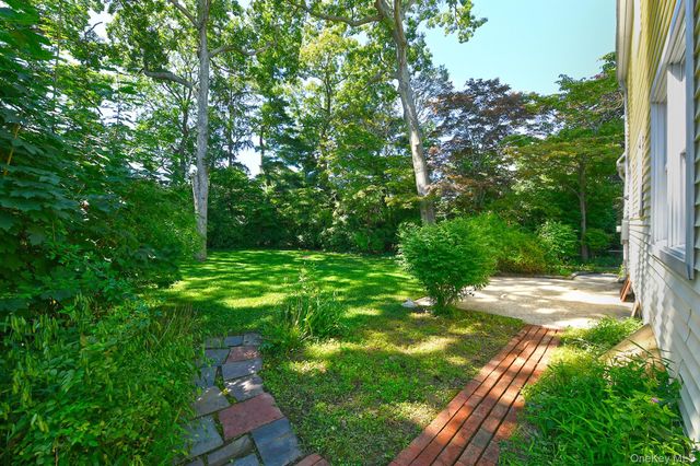 20 Brook Lane, Smithtown, NY 11787