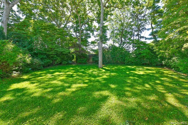 20 Brook Lane, Smithtown, NY 11787