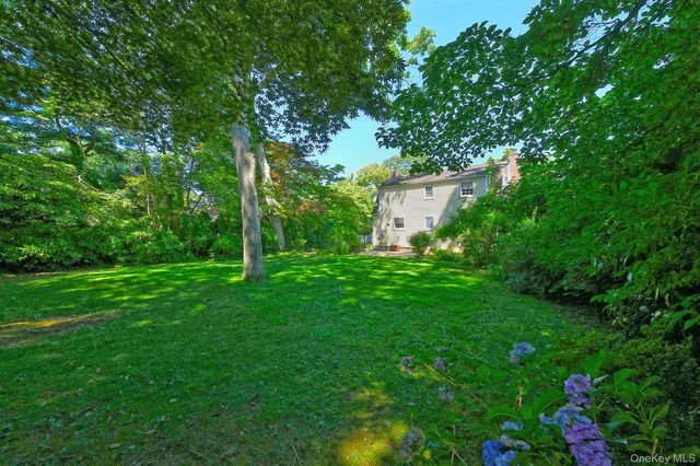 20 Brook Lane, Smithtown, NY 11787