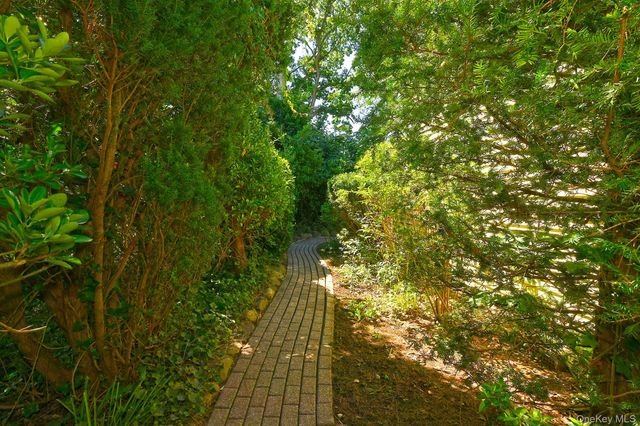 20 Brook Lane, Smithtown, NY 11787