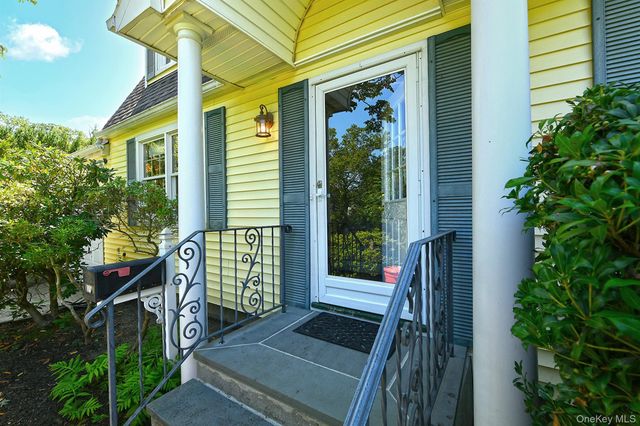 20 Brook Lane, Smithtown, NY 11787
